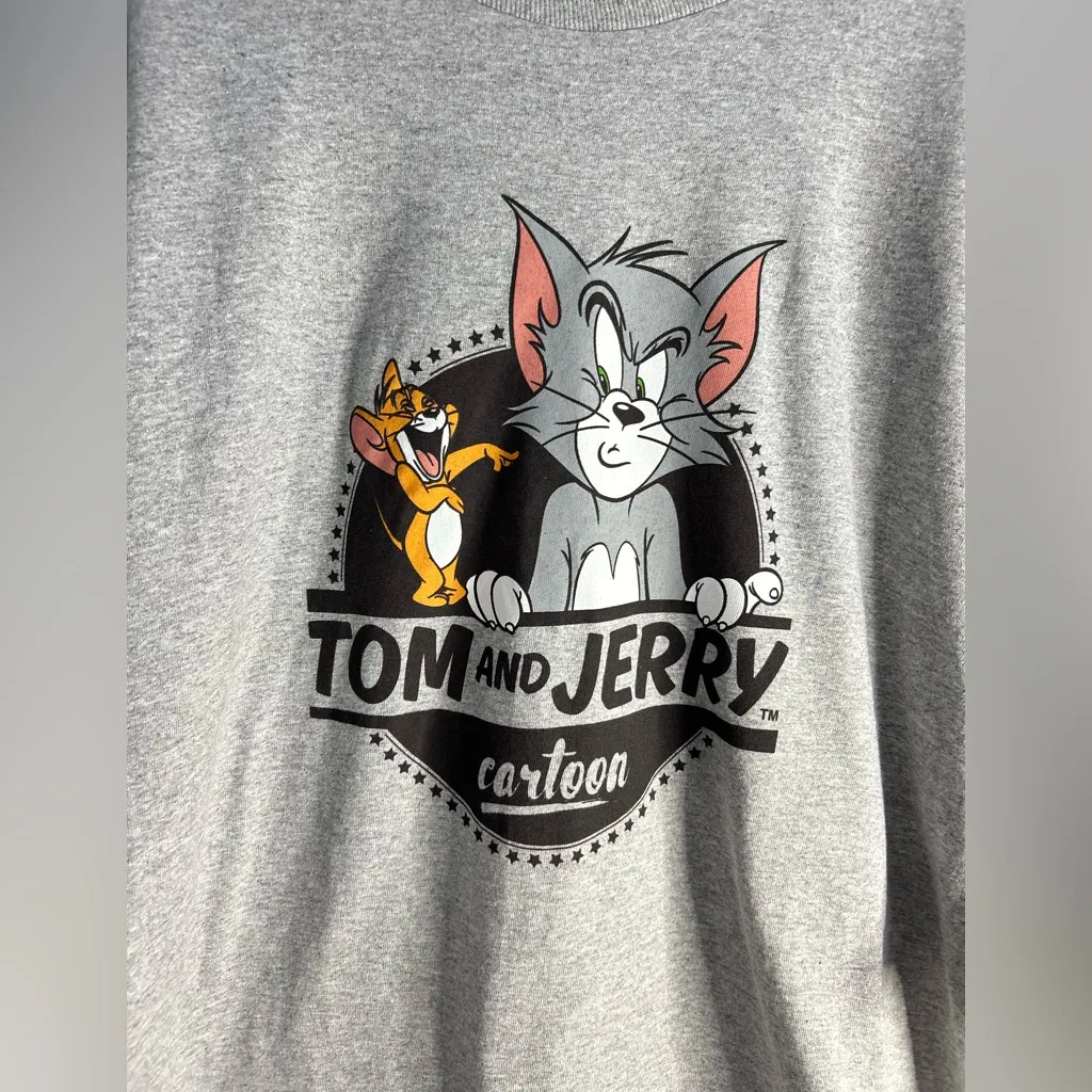 Tom and Jerry pullover Gray Short Sleeve Tee. New with tag. Size L - Image 3