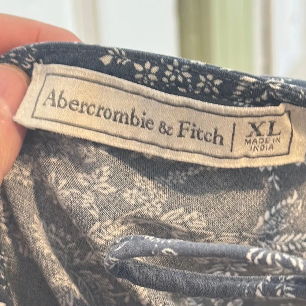 Abercrombie & Fitch Blue Floral Flutter Sleeve trapeze Top Size XL - Image 2