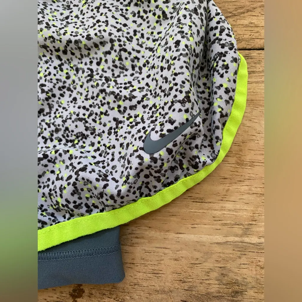 Nike Dri Fit Women’s Sz L Flex 2 in 1 Wolf Gray/Volt Speckled‎ Running Shorts - Image 6