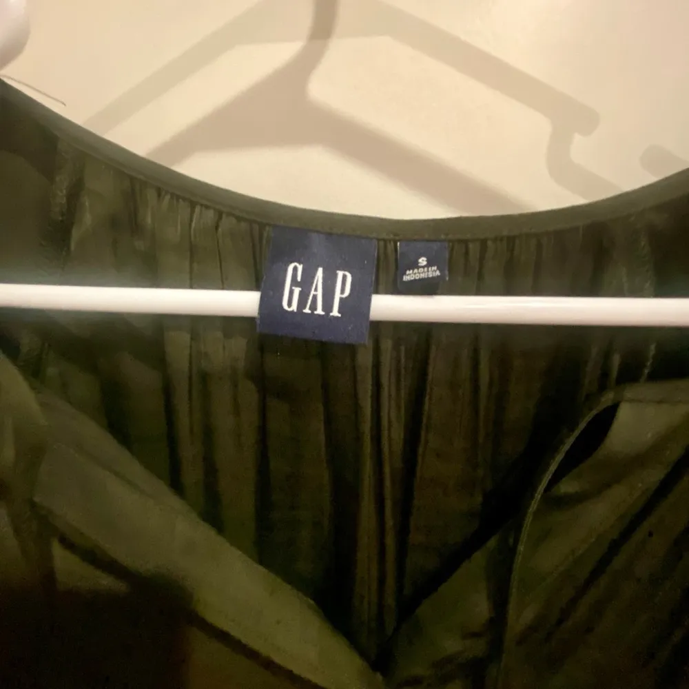 Gap Olive Green Satin Empire Top Size M - Image 5