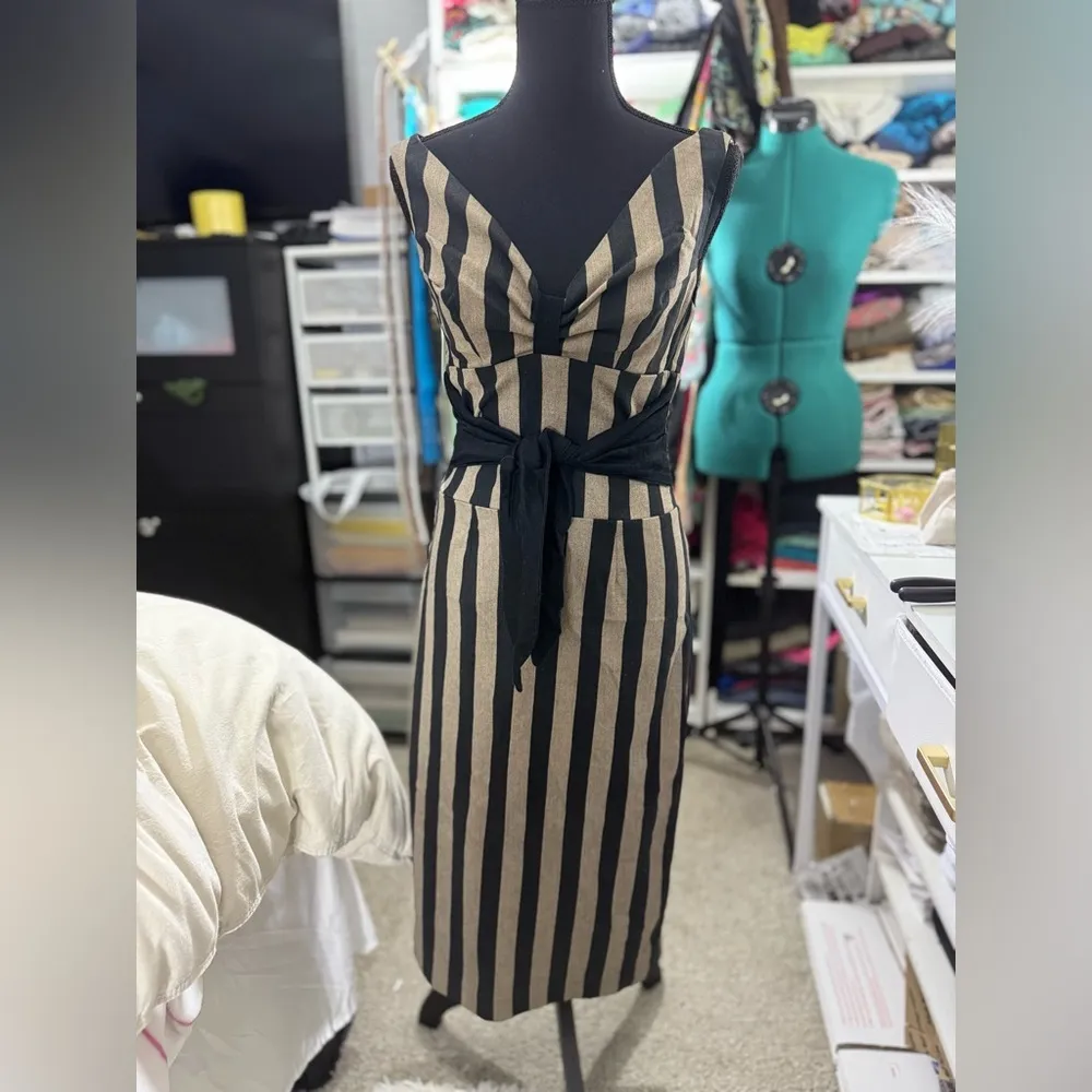 This fitted dress features a striped print. The dress has a sweetheart neckline Black - Image 4