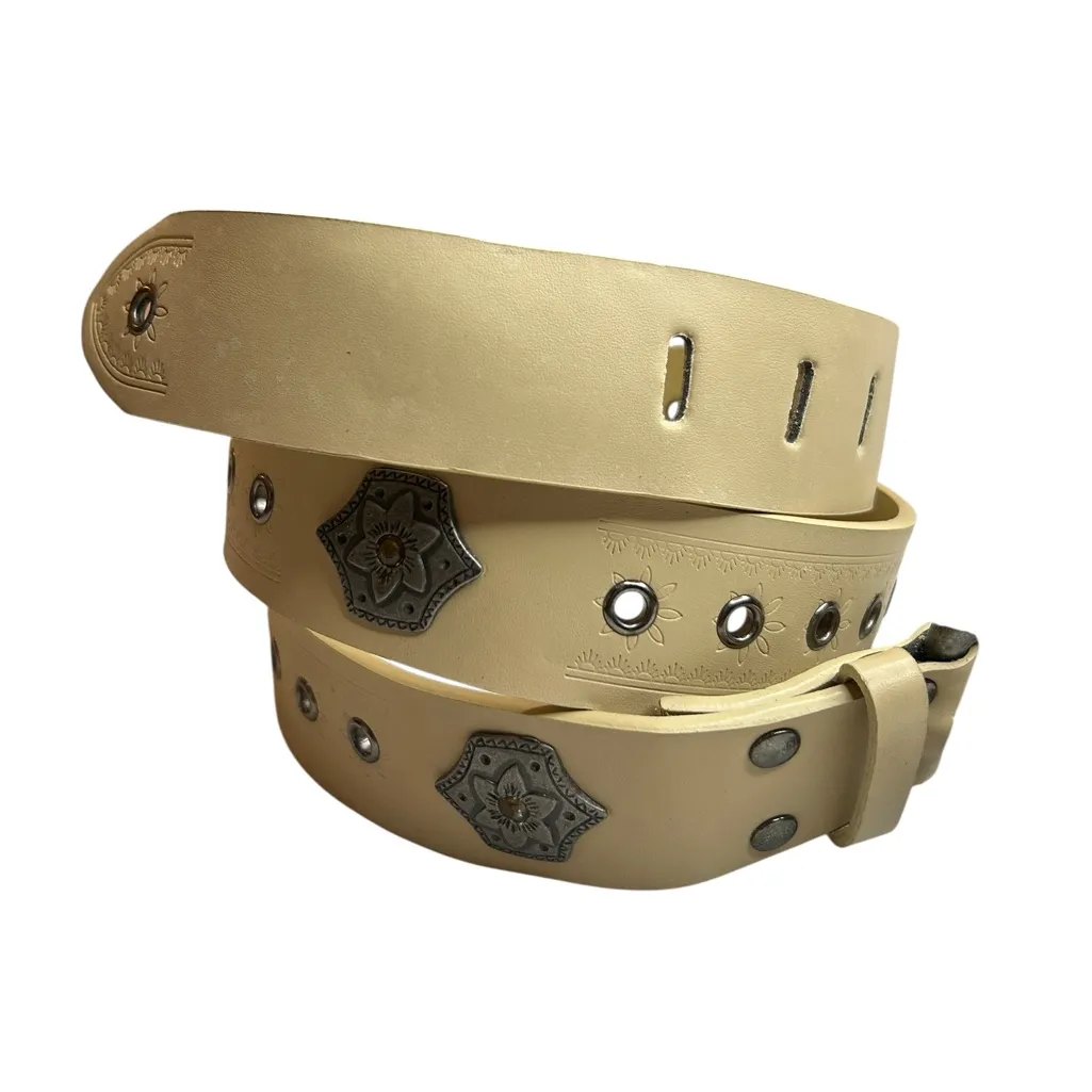 Vintage Western Floral Concho Belt – Cream Leather Look with Metal Accents XL Silver - Image 2