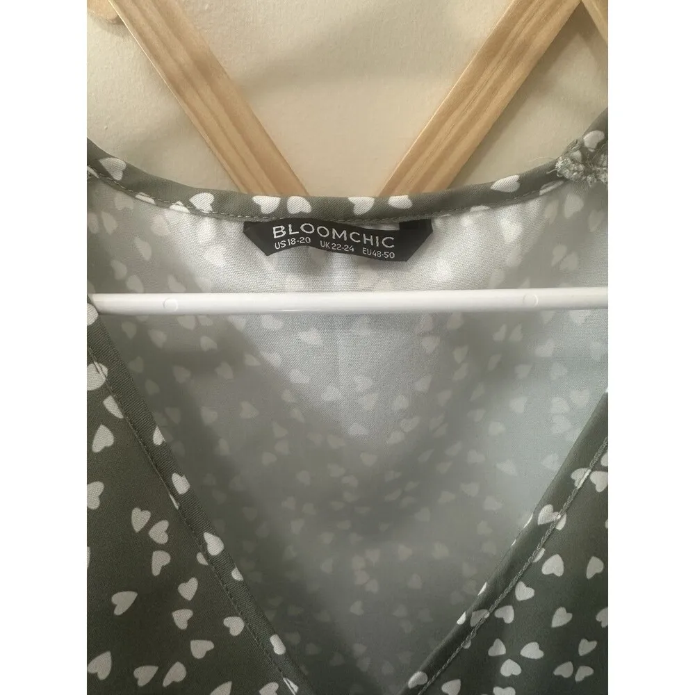 Bloomchic Green Heart Short Sleeve Blouse Size 18-20 - Image 3