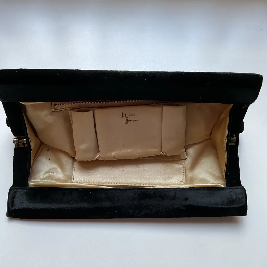 29. Vintage 1950s Bobbie Jerome Black Velvet Clutch Purse – Satin Interior – - Image 4