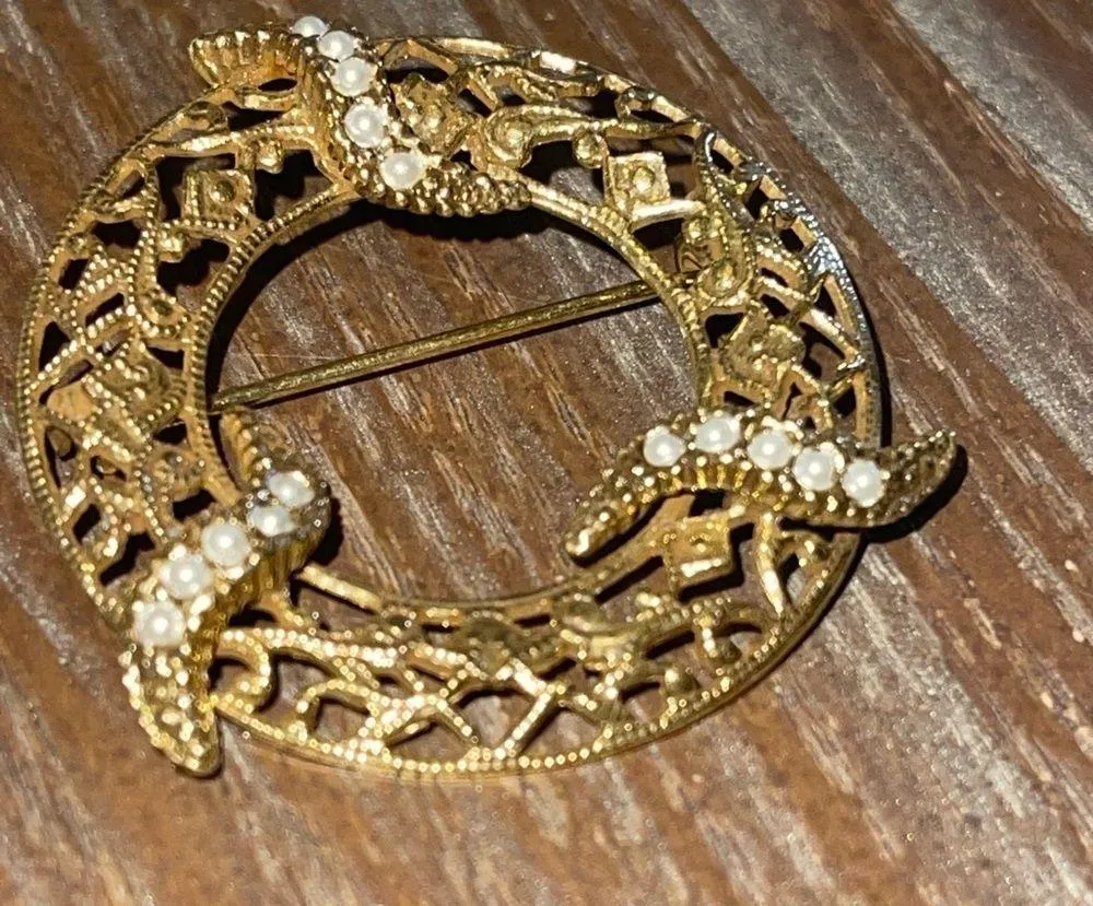 Unbranded gold & Pearl Wreath Pin - Image 3