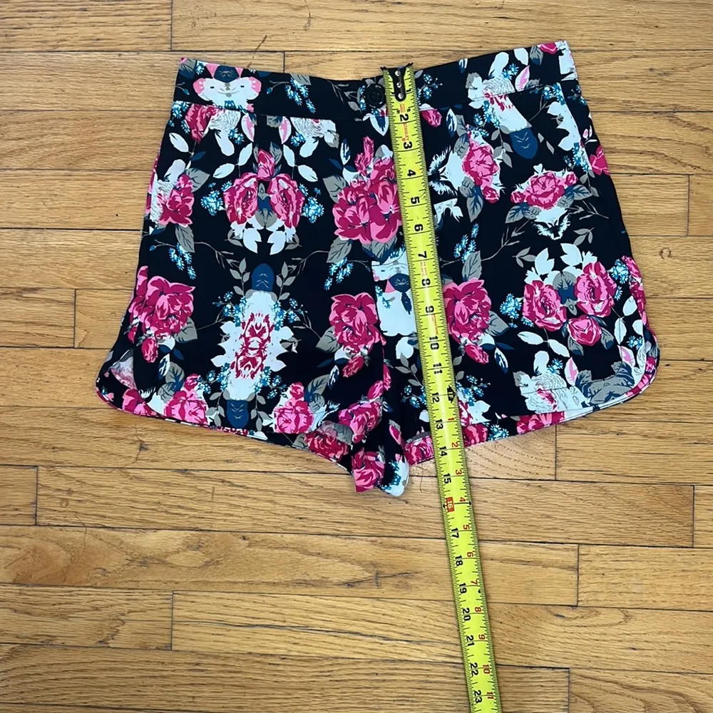 Forever 21 Exclusive floral shorts, button/zip, with pockets, Medium - Image 3