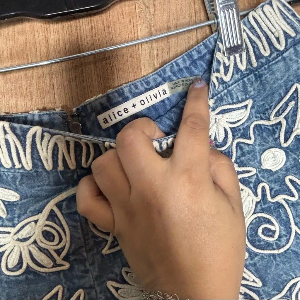 Alice + Olivia women’s Blue Floral Embroidered Jean Shorts size 2 - Image 2