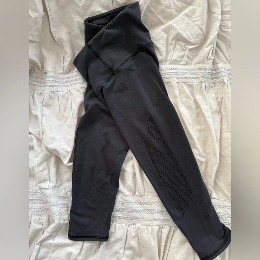 women’s lulu lemon capris - Image 3