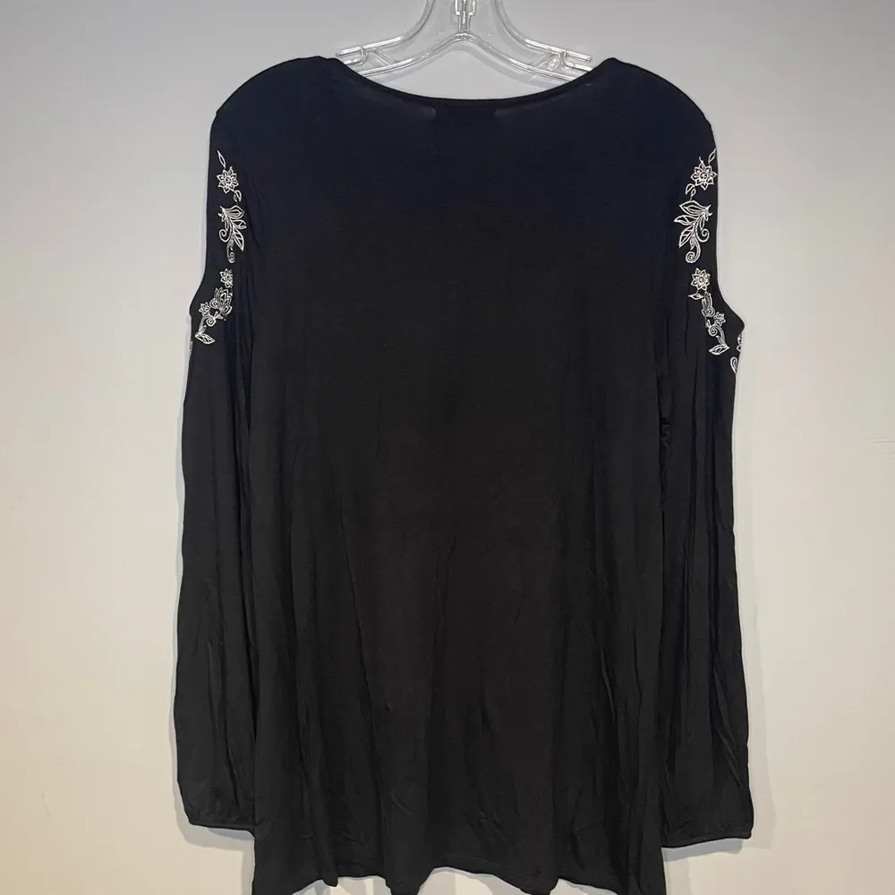 Verve Ami Women’s Size Large black & white floral embroidered cold shoulder top - Image 2