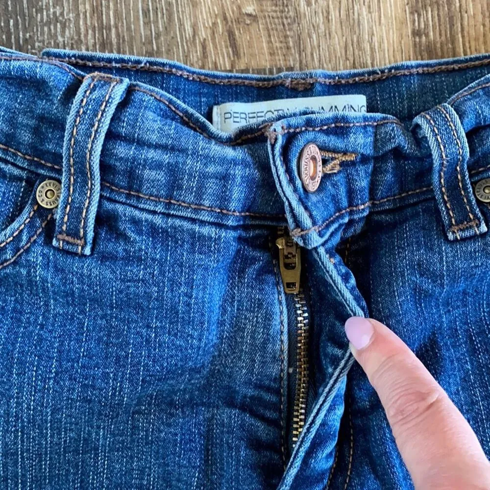 Levi’s Perfectly Slimming Cutoff Denim Shorts Size 8 - Image 4