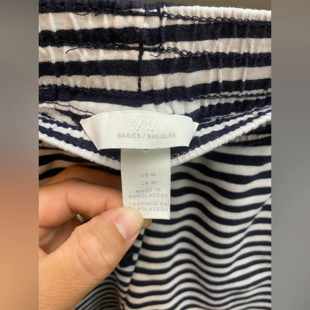 H&M Black and White Athletic Shorts with Elastic Waistband - Image 5