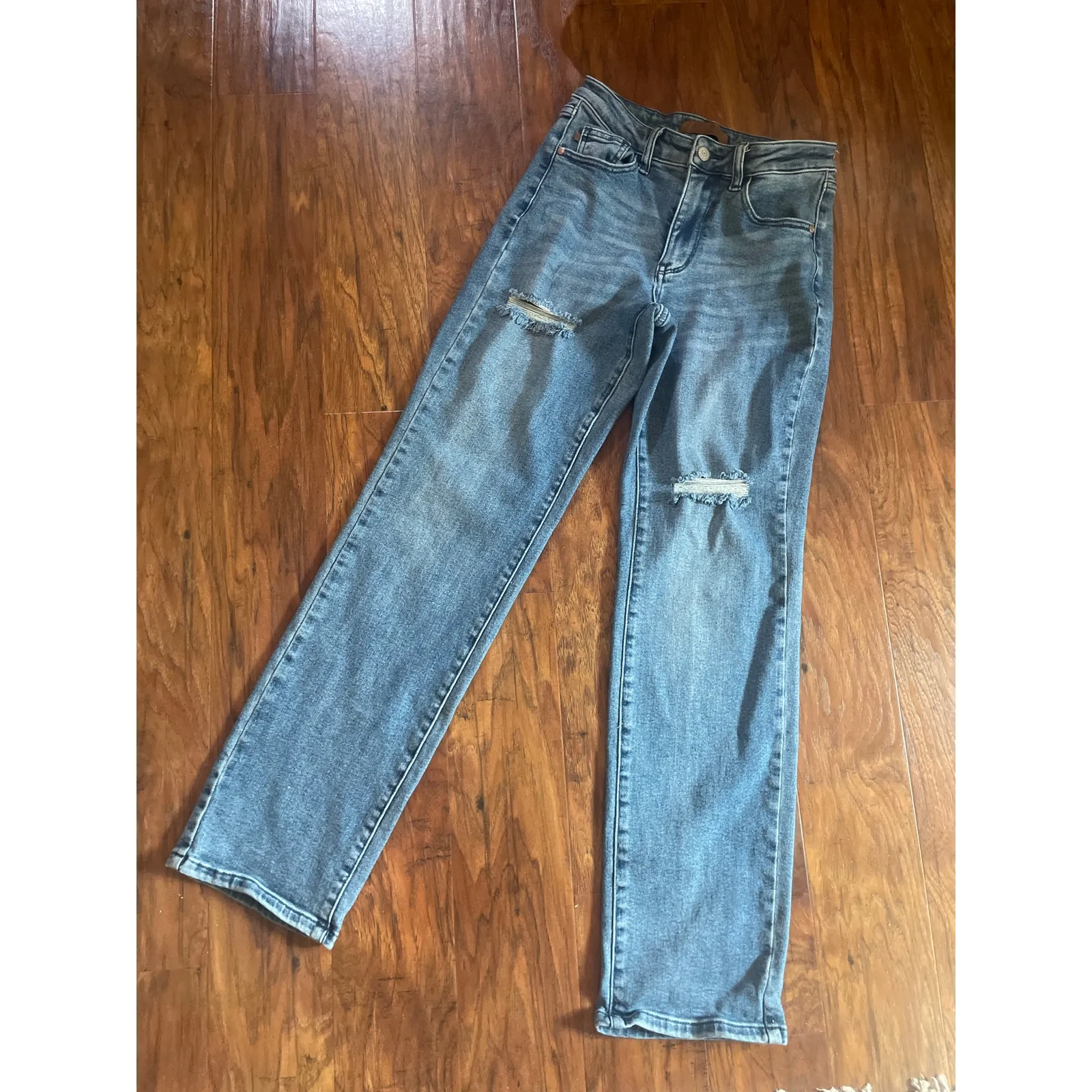 JUDY BLUE Roughin It Mid Rise Distressed Dad Jeans Denim Size 3/26 - Image 4