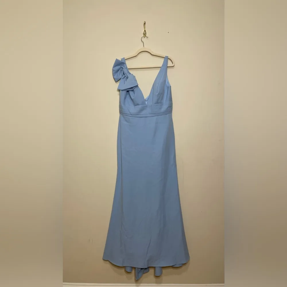 Mac Duggal Blue Sleeveless V Neck Bow Detail Mermaid Gown - Image 5