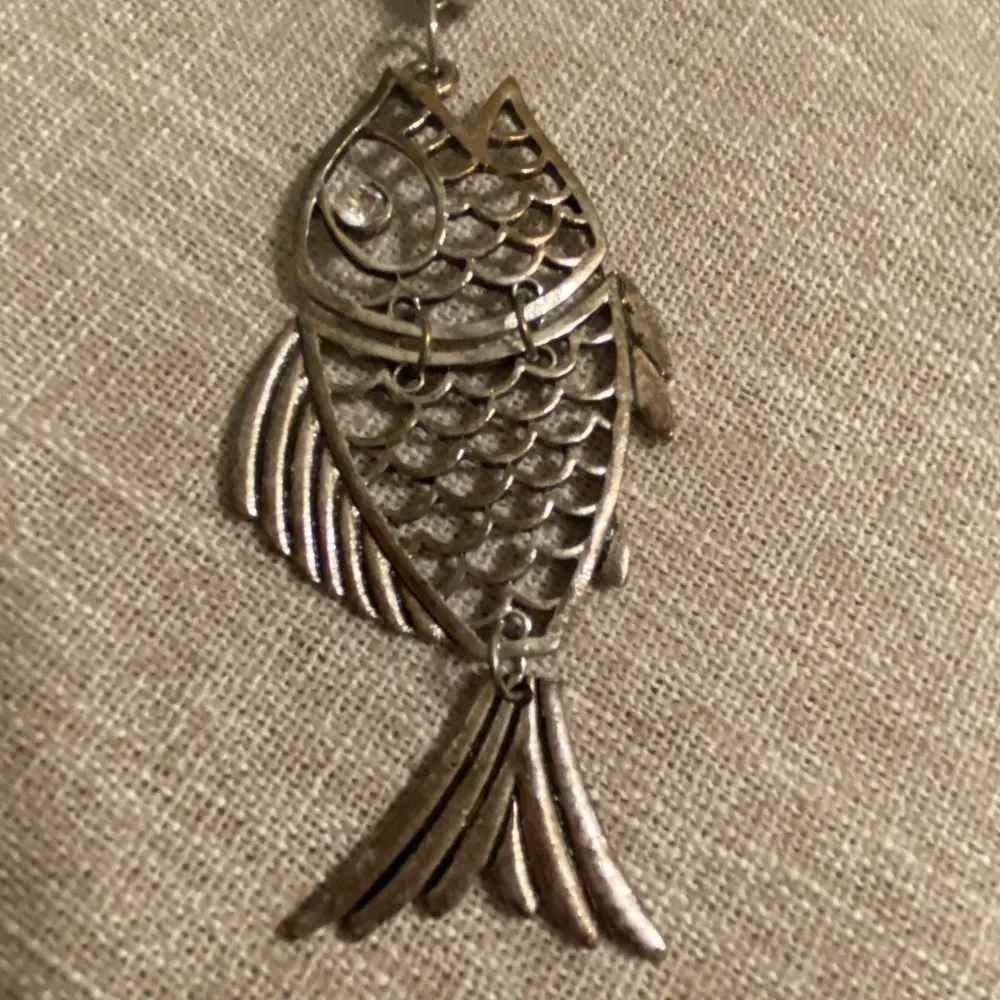 Silver Tone chunky articulated fish necklace - Image 2