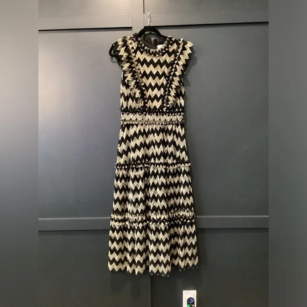 Adelyn Rae agatha metallic pleated midi tier ruffle Cap Sleece black gold Dress - Image 3