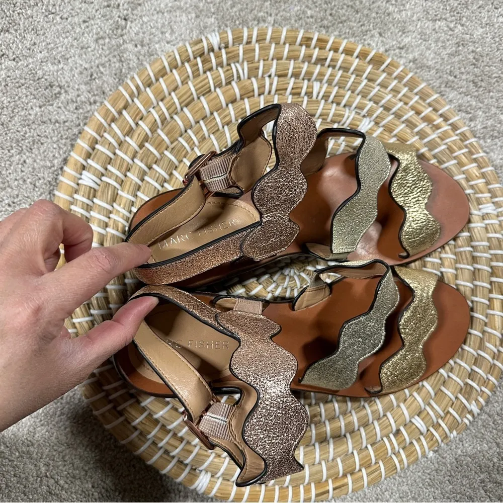 Marc Fisher Women’s Omalla Sandal Block Heels Rose Gold Silver Scallop Size 9M - Image 12