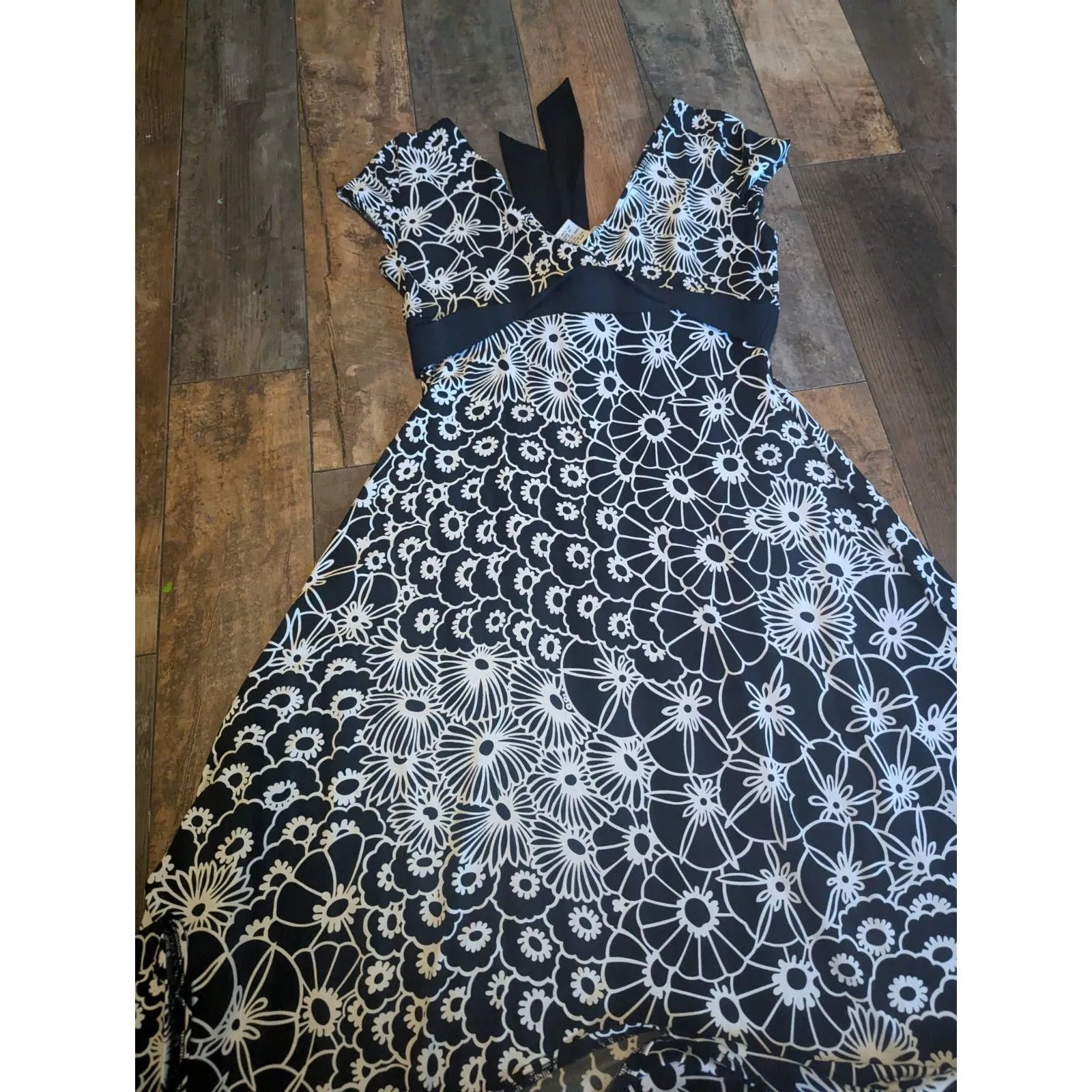 Maggy London Black & White Floral Print Dress - Size 8 - Image 3