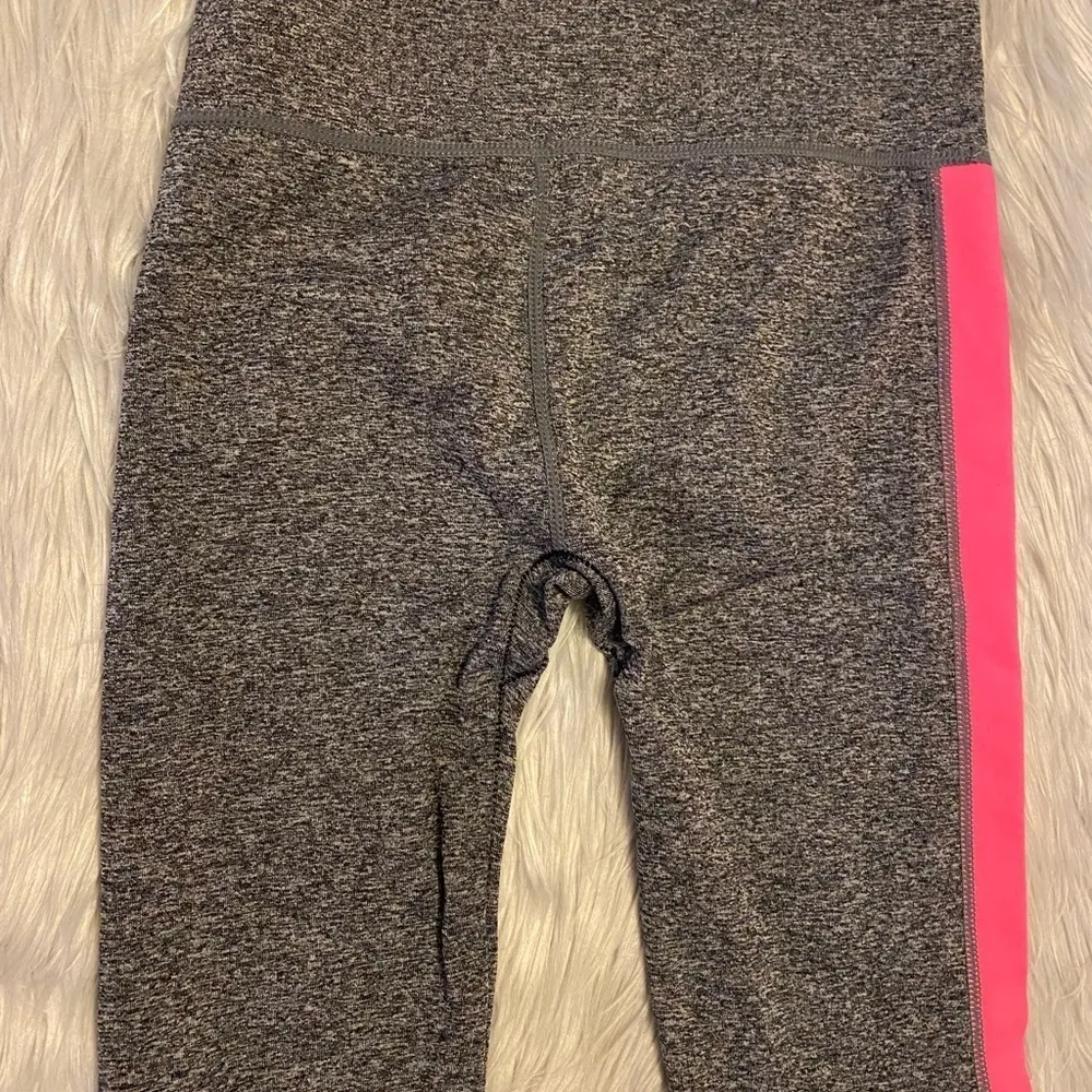 L.A. Winner Women’s Athletic Leggings Size S/M Gray with Neon Pink Side Panels - Image 15
