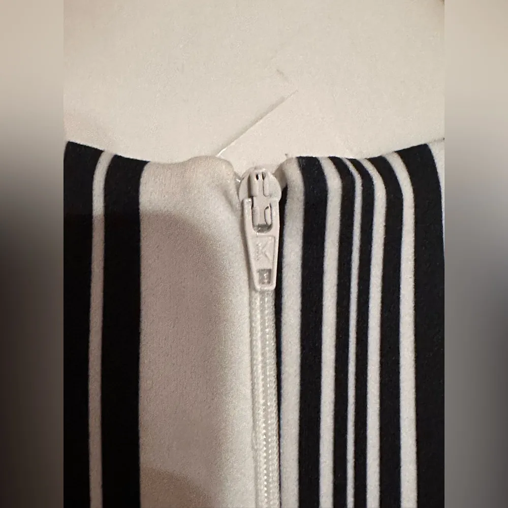 ASOS  NWT Awing Stripe Design  Stripe,Black & White, wrap front slit-dress Sz 4 - Image 8