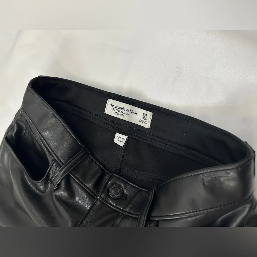 Abercrombie & Fitch Vegan Leather 90s Straight Pant Curve Love - Black - 24/00 - Image 7