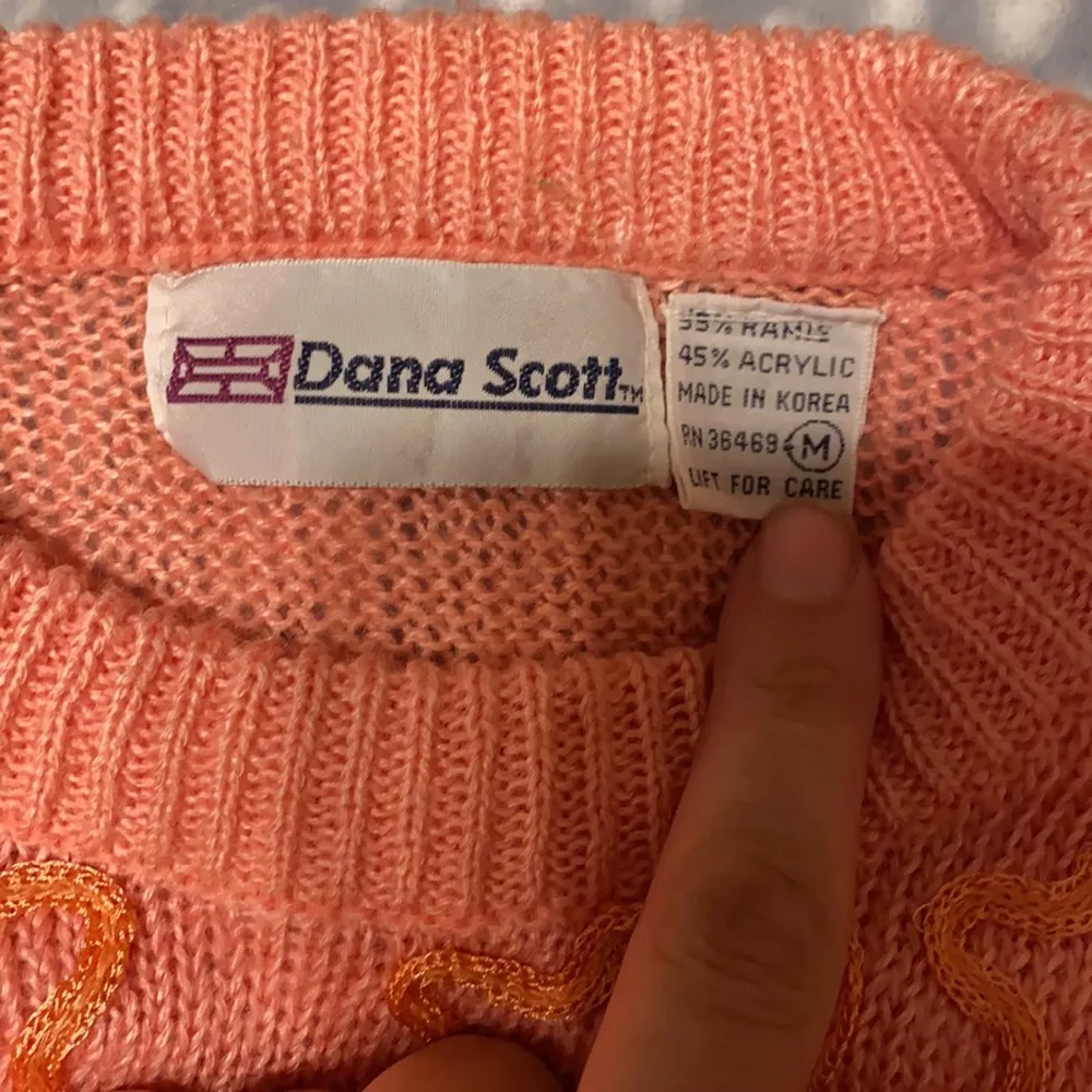 90s vintage Dana Scott coral lace beaded leaf motif sweater, size medium - Image 6