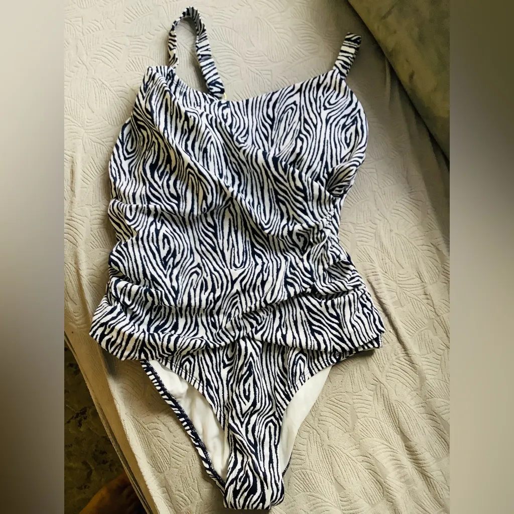 Women’s swimsuit NWOT 💙🤍 Size L - Image 2