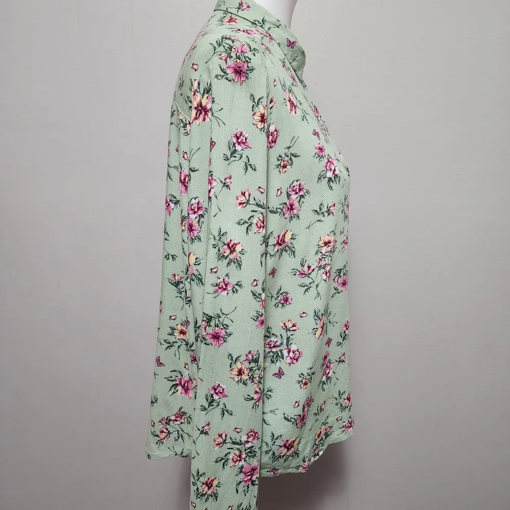Divided X H&M sage floral button down size small - Image 3