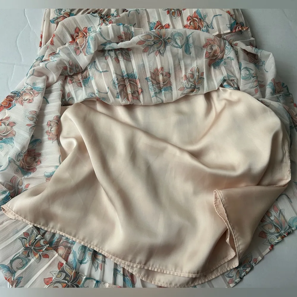 𝅺LAVENDER BROWN Women’s Slip Dress, Floral Pleated Medium - Image 4