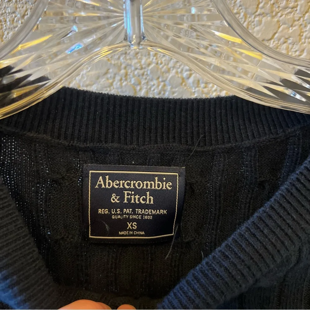 Abercrombie & Fitch Women's Navy Blue Sweater - Image 4