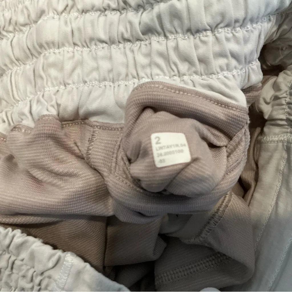 Lululemon hotty hot light grey 2” inseam high rise shorts size 2 - Image 6