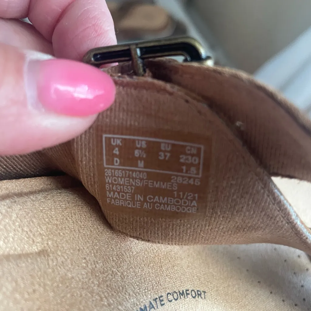 Clarks Flip Flops Size 6.5x soles are dirty, but with very minimal‎ tread wear, - Image 4