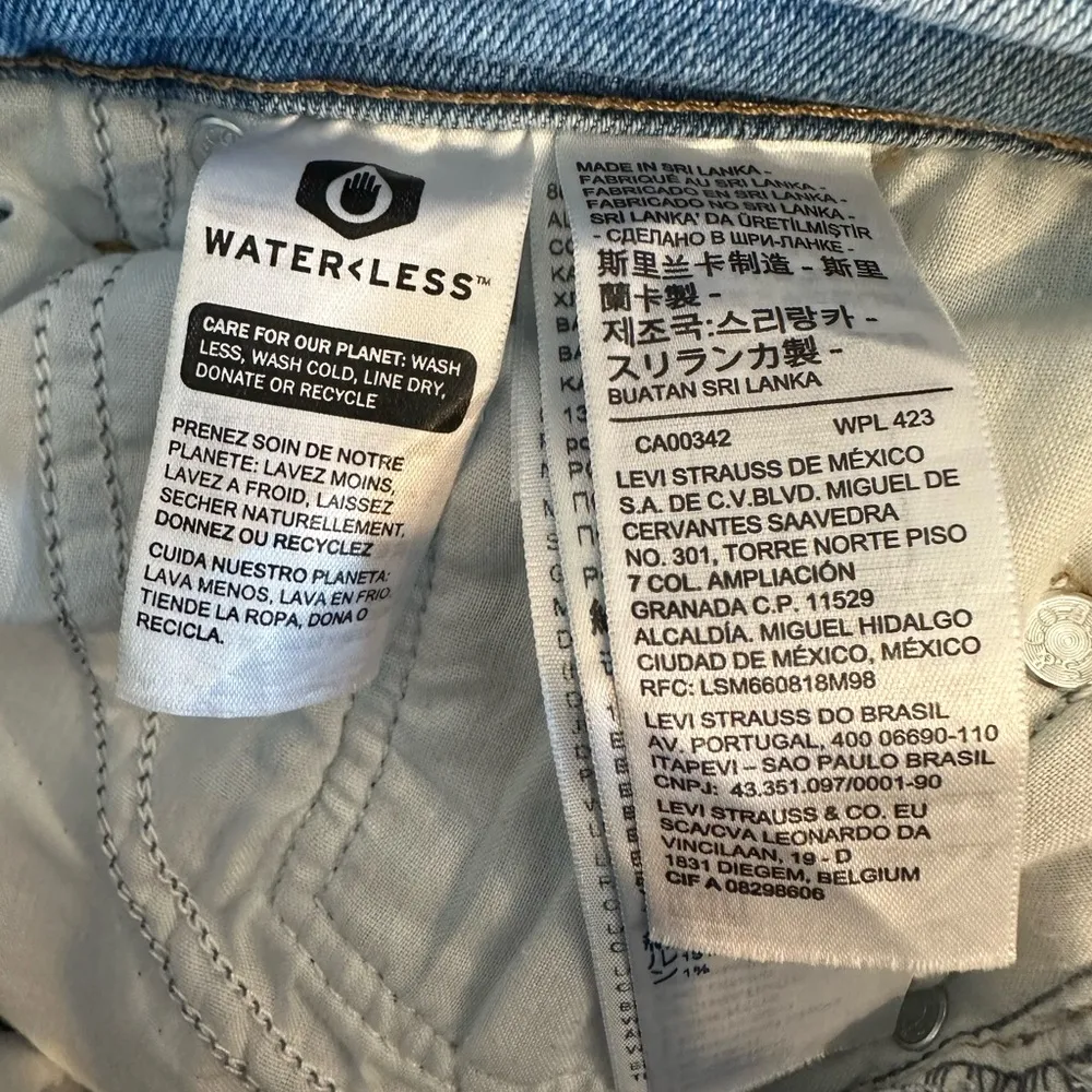 Levi’s Silvertab Mom Jeans 27x27 Baggy Distressed Light Wash - Image 8