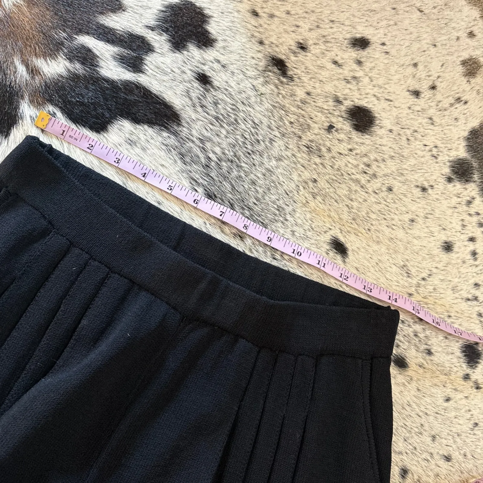 ST.JOHN Black Pleated Knit Shorts Size 10 - Image 4