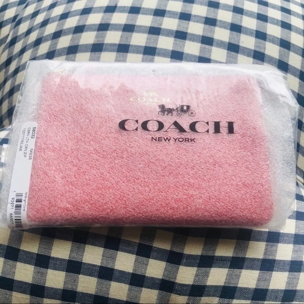 Coach Pink Corner Zip Wristlet Crossgrain Leather Wallet NWT - Image 5