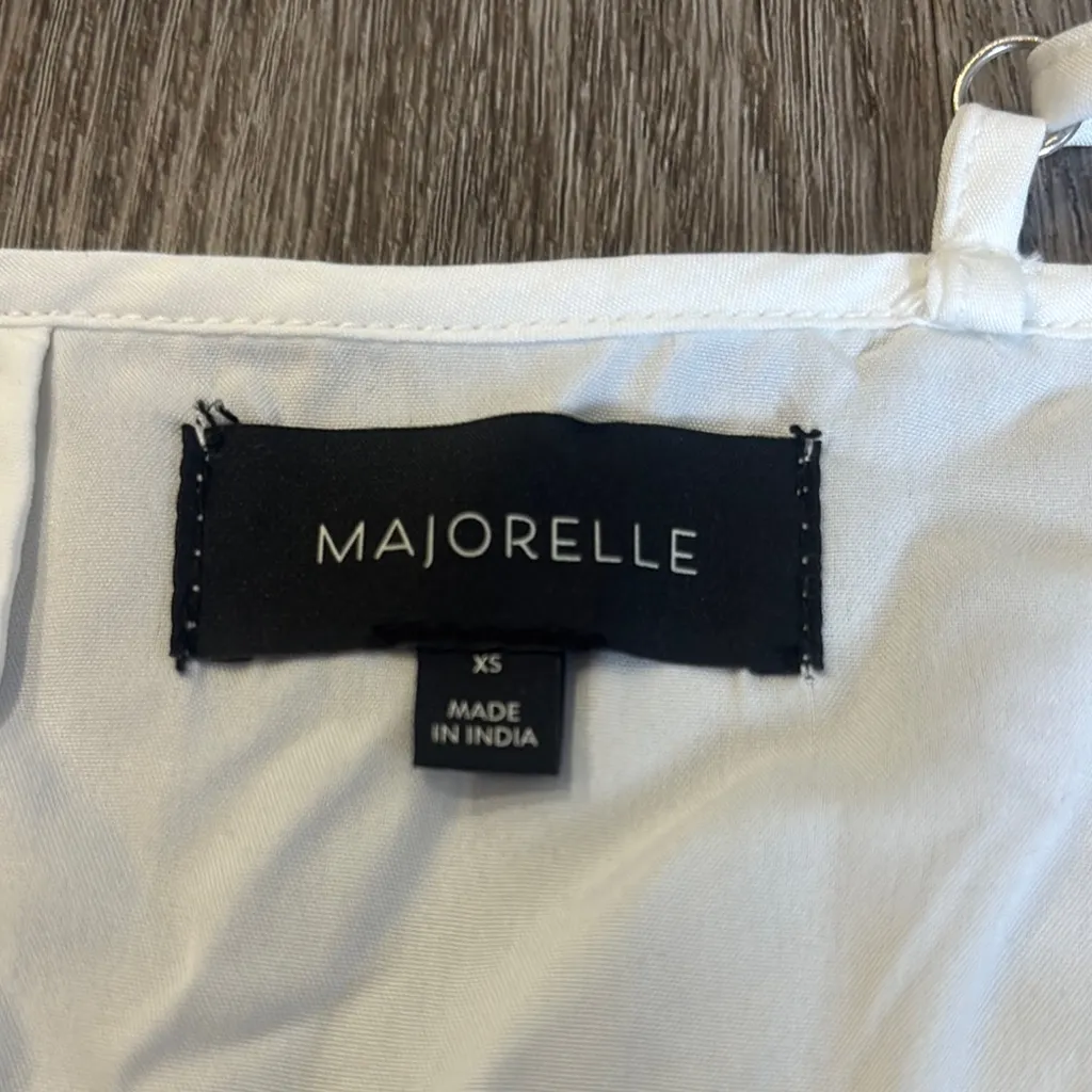 Elegant White Women's Top - Image 3