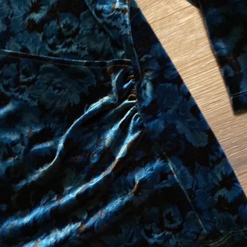 Jaclyn Smith  Teal Velvet Paisley Print Plunge Top Size XL - Image 4