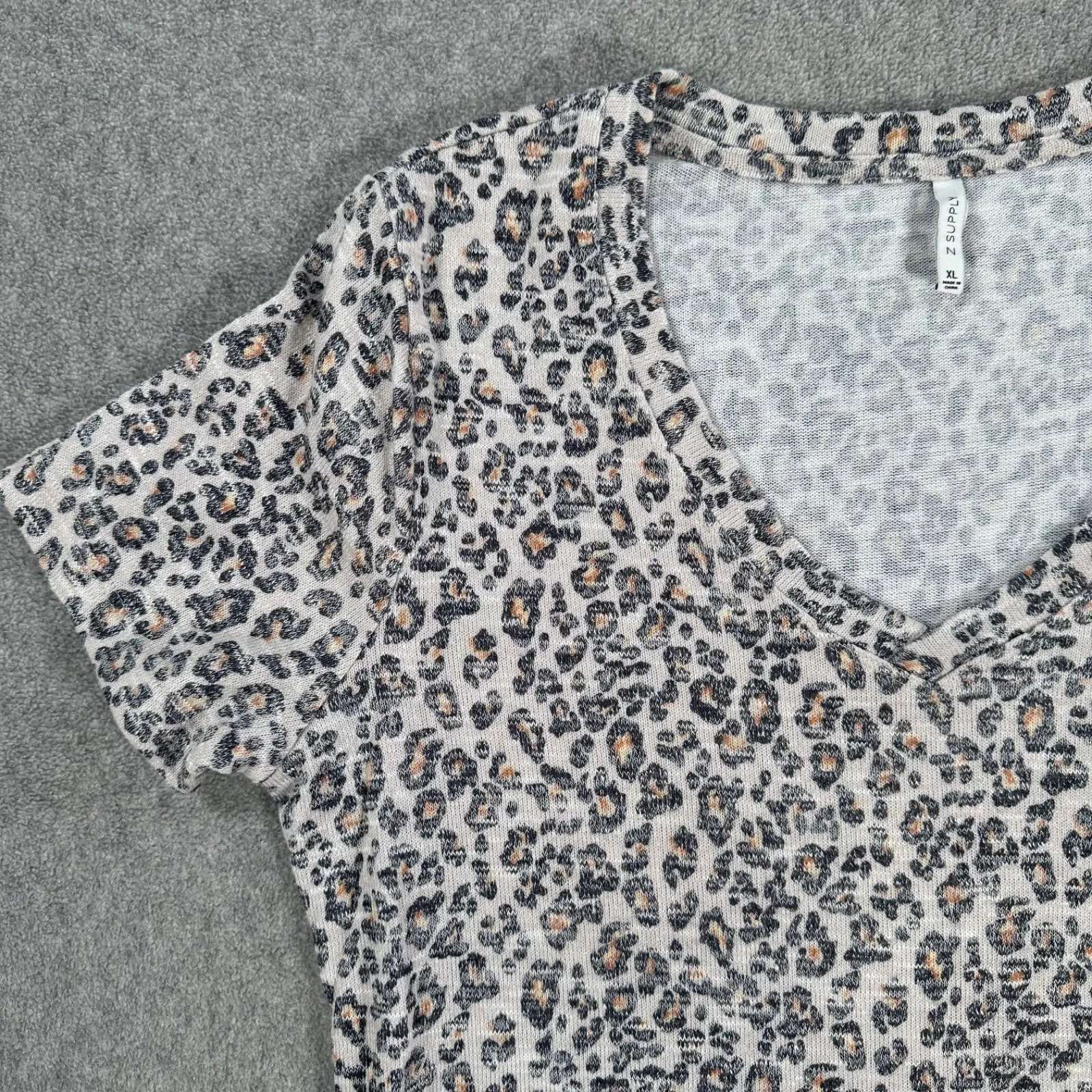 Z Supply Animal Print Short Sleeve Tee Shirt Women's XL V-Neck Beige Knit Shine - Image 2