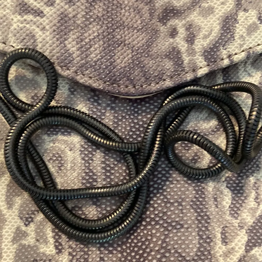 David Dart Purse size long 8.5” and long 8” shoulder sting is 22” not adjustable - Image 9