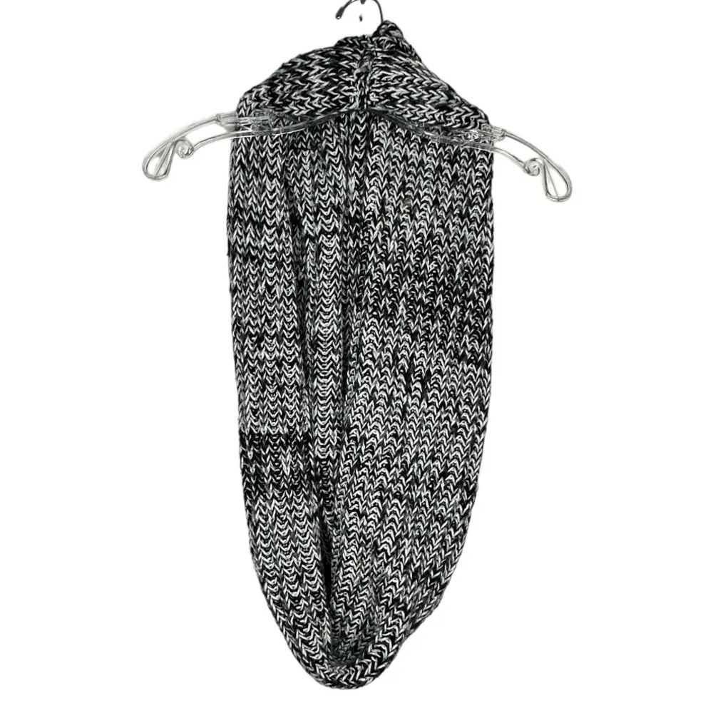 Urban Outfitters‎ Thick Infinity Scarf - Image 3