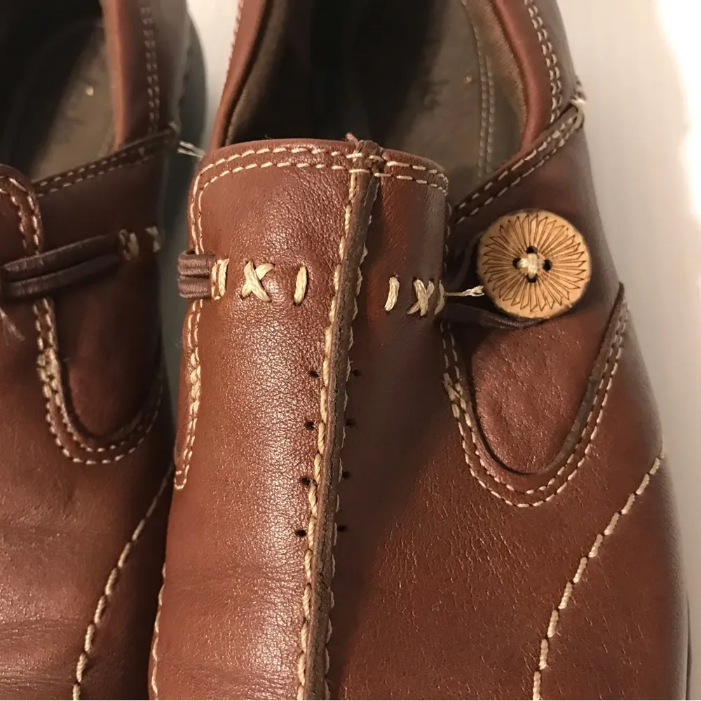 CLARKS leather brown slip on loafer shoes women size 8 M - Image 3