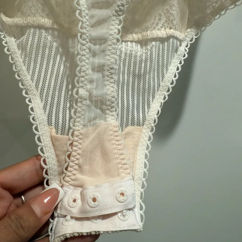 Victoria’s Secret Cream lace long sleeve bodysuit‎ with back cutout Size 32C - Image 9