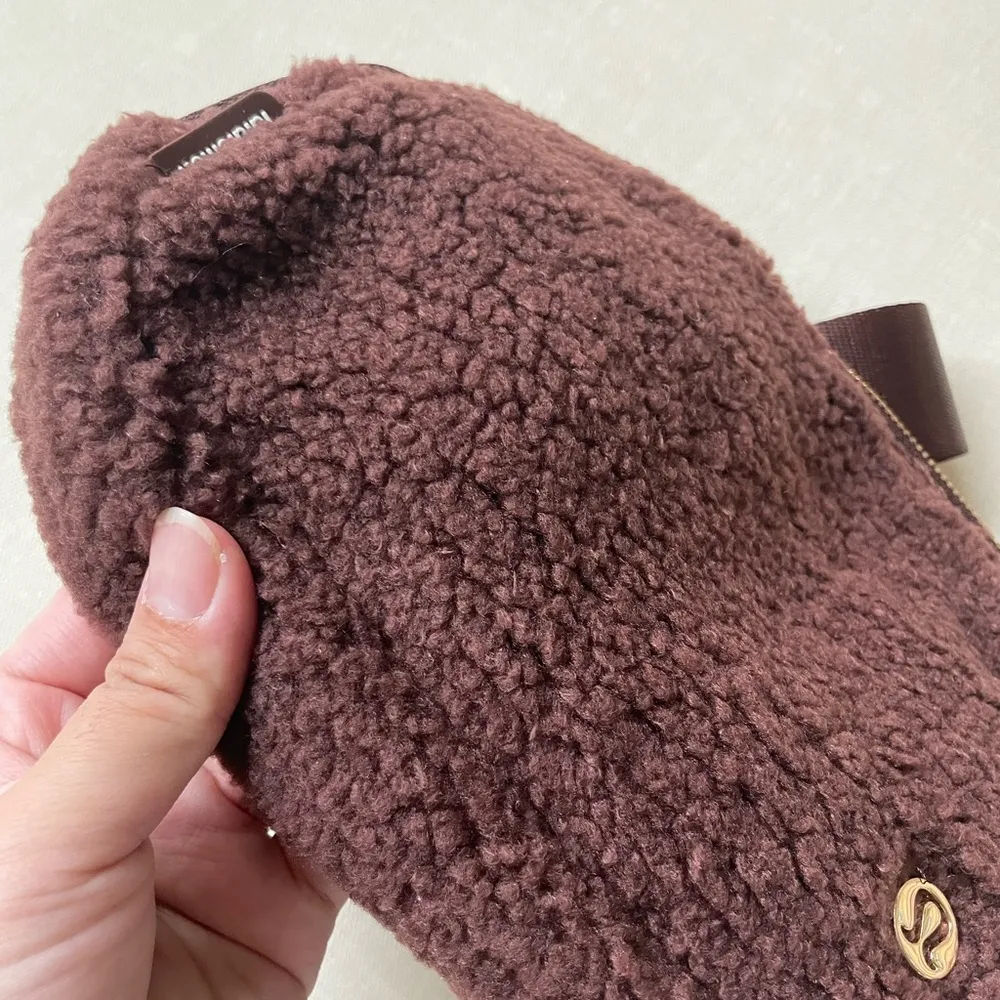 Lululemon Everywhere Belt Bag Fleece 1L - Image 11