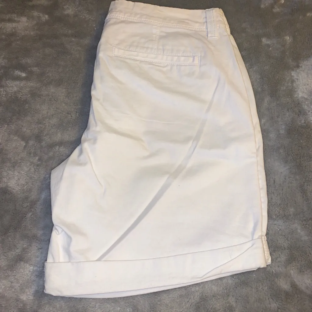 Size 6 Regular Old Navy Solid White Cuffed Rolled Bermuda Shorts Summer EUC - Image 5