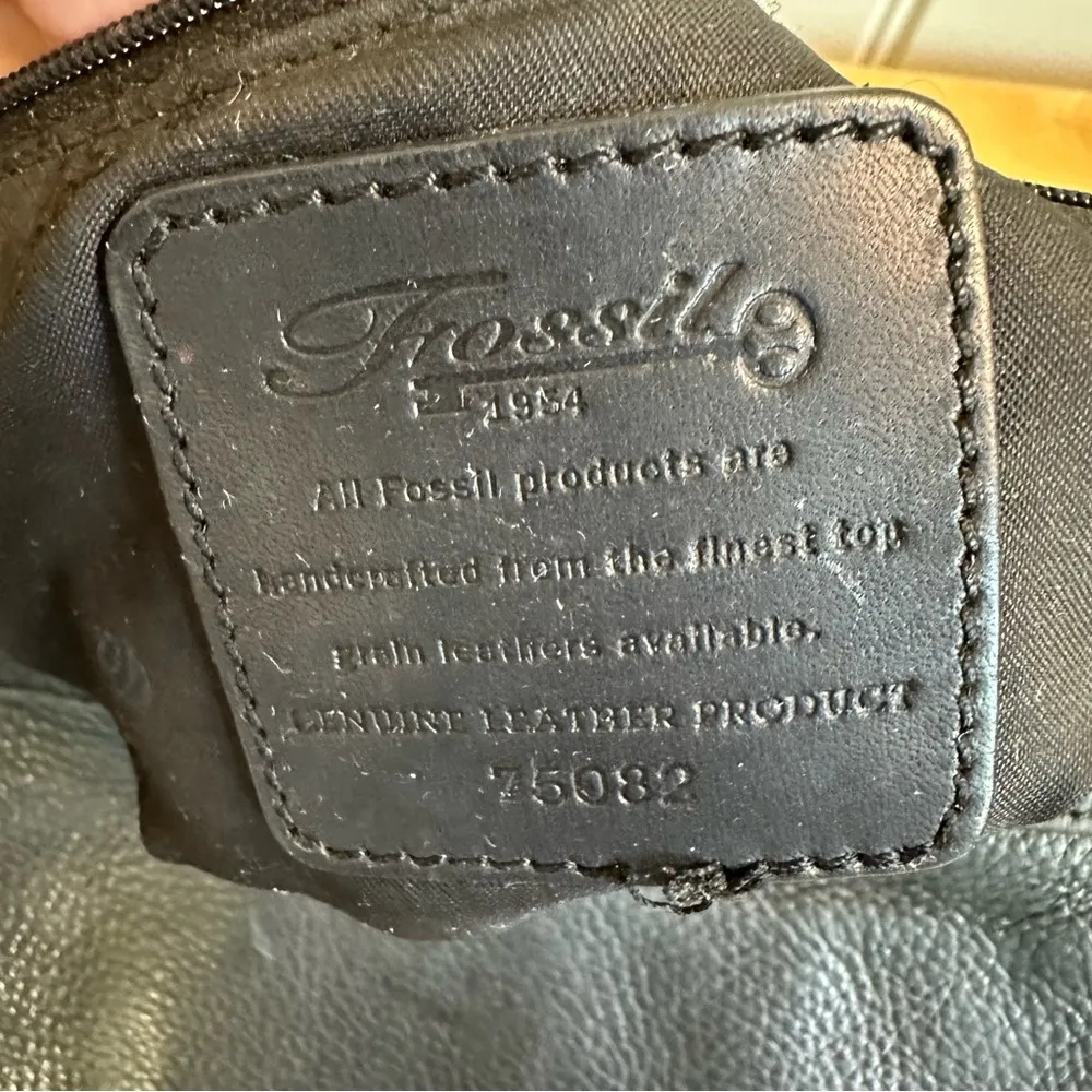 Fossil black leather one strap zipper front flap shoulder bag, 5“ x 10“ x 3“ - Image 11