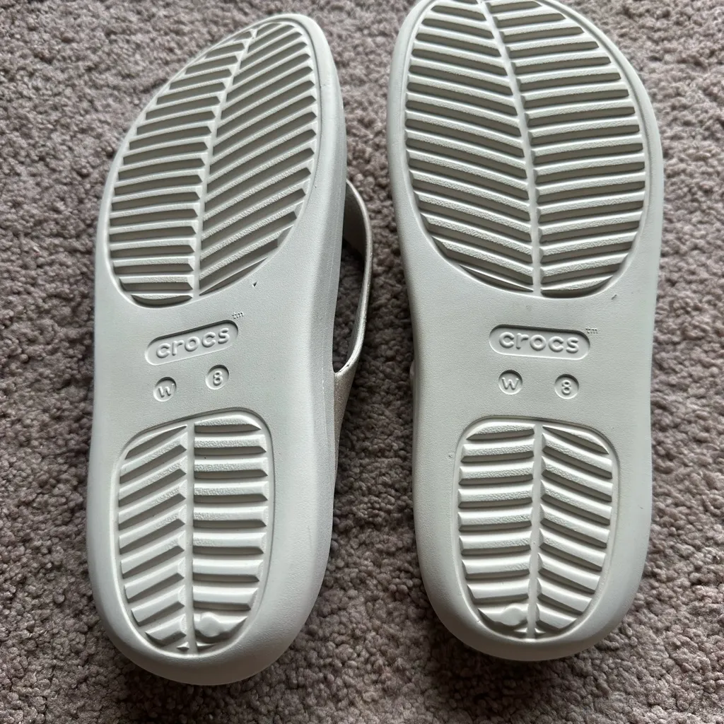 Crocs Women's Gold Flip-flops 8 - Image 2