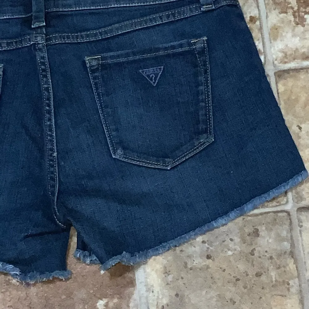 🌸3/$15🌸 Guess Los Angeles 1981 High Rise Distressed Fringe Hem Jean Shorts 29 - Image 5