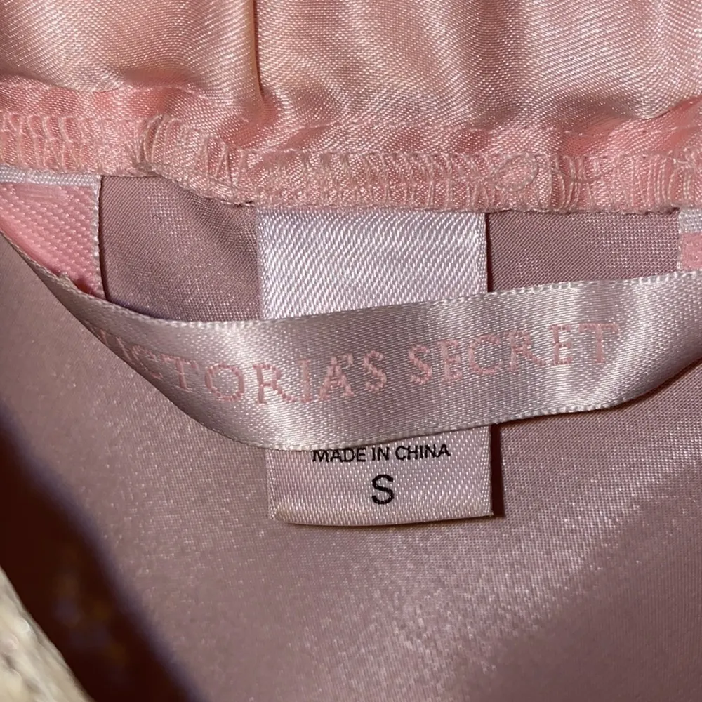 Victoria’s Secret pink satin robe and chemise with beige lace. Pink label.Size S - Image 8