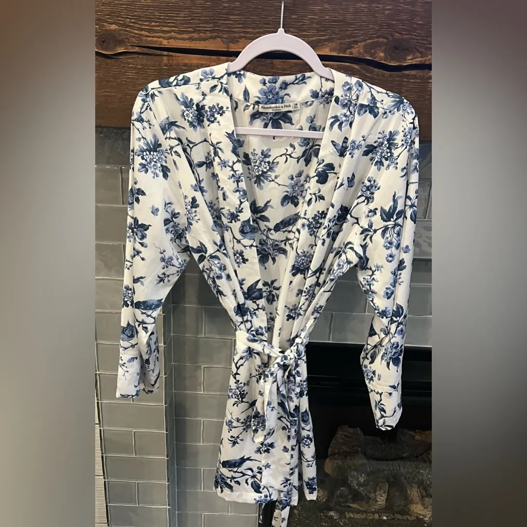 Abercrombie & Fitch
Sleepwear Blue White Floral Silky Robe Birds Size S/M
EUC - Image 8
