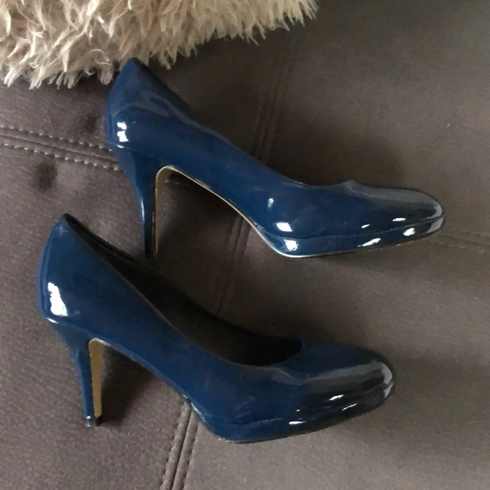 PIERRE DUMAS Navy Blue Shiny Heels Size 7.5 - Image 8