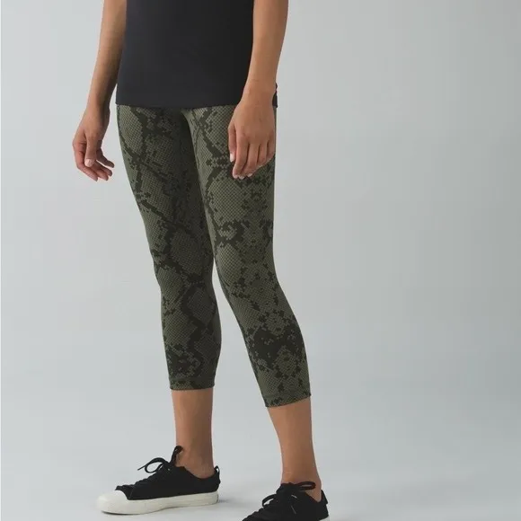 Lululemon Ziggy Snake Fatigue Green Army Gator‎ Crop Leggings Women's Size 6 - Image 2